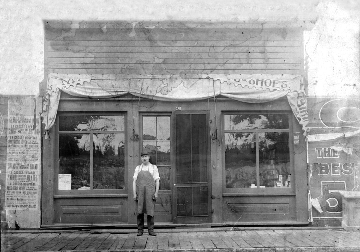 1903: Shoe repair shop